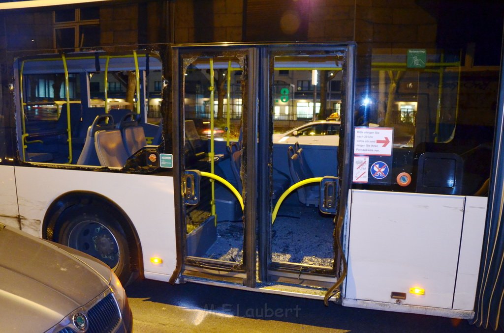 Schwerer VU LKW KVB Bus PKW Koeln Agrippinaufer Ubierring P106.JPG